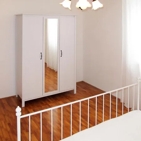 Holiday Home Milena - Mvn254